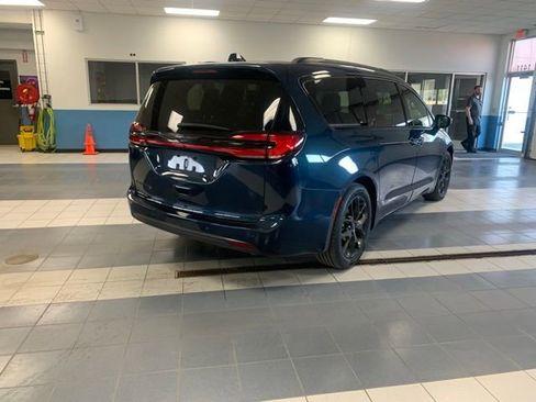 Used 2023 Chrysler Pacifica Touring-L w/ S Appearance Package FWD image 5