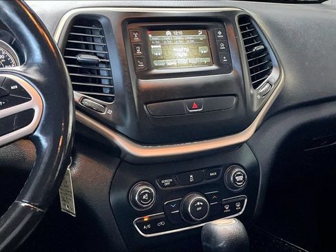 Used 2018 Jeep Cherokee Latitude w/ Altitude Package AWD/4WD image 9