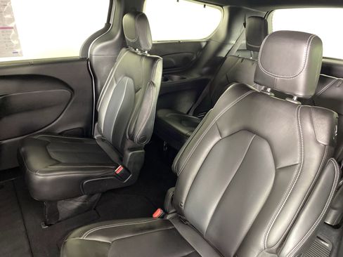 Used 2023 Chrysler Pacifica Touring-L w/ Uconnect Theater Family Group AWD/4WD image 33