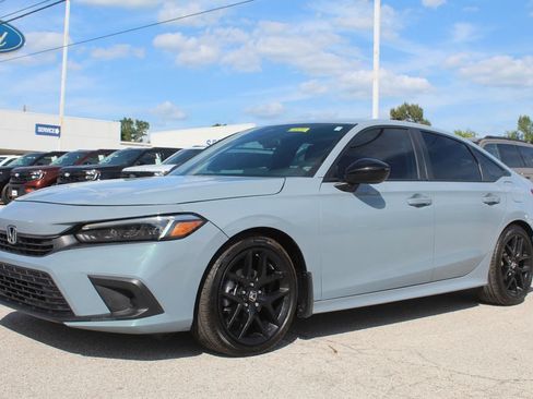 Used 2023 Honda Civic Sport image 2