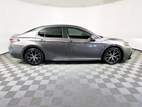 Used 2023 Toyota Camry SE image 2
