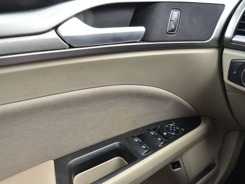 Used 2019 Ford Fusion SE image 10