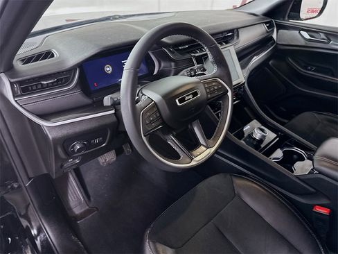 Used 2023 Jeep Grand Cherokee Altitude image 18