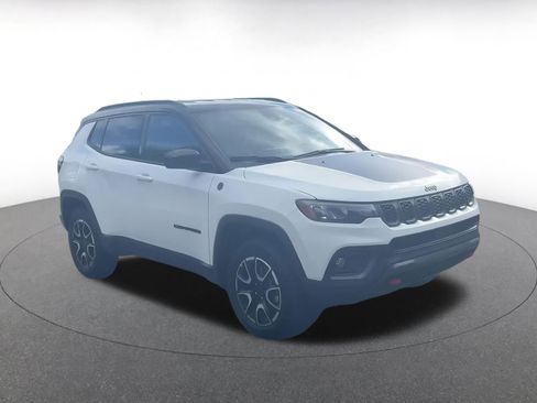 Used 2025 Jeep Compass Trailhawk image 2