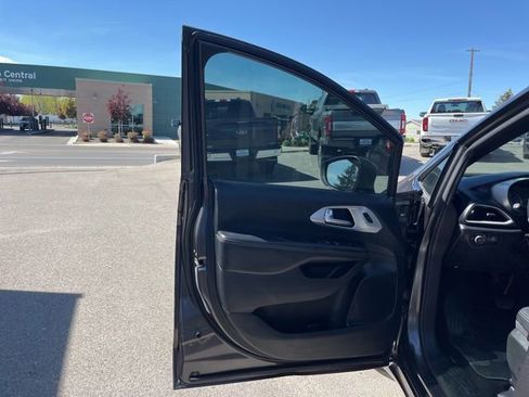 Used 2020 Chrysler Pacifica Touring-L w/ S Appearance Package FWD image 28