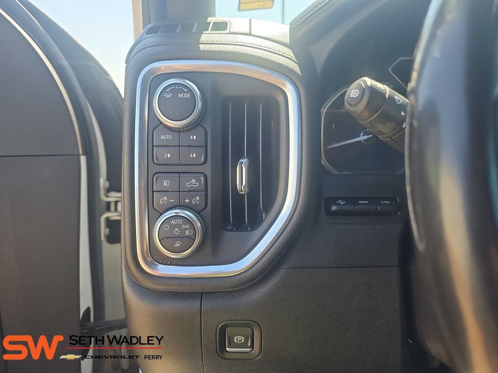 Used 2022 GMC Sierra 2500 AT4 w/ AT4 Premium Plus Package AWD/4WD image 17
