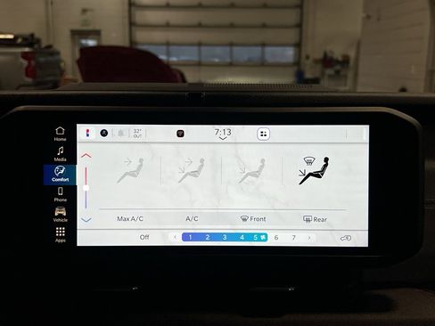 Used 2025 Jeep Wrangler Willys image 23