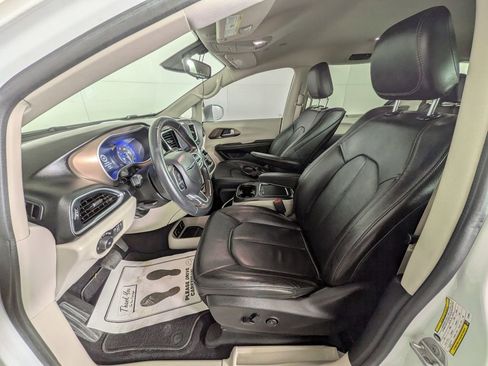 Used 2018 Chrysler Pacifica Touring-L Plus image 17