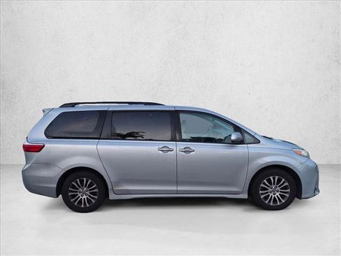Used 2019 Toyota Sienna XLE w/ XLE Navigation Package FWD image 4