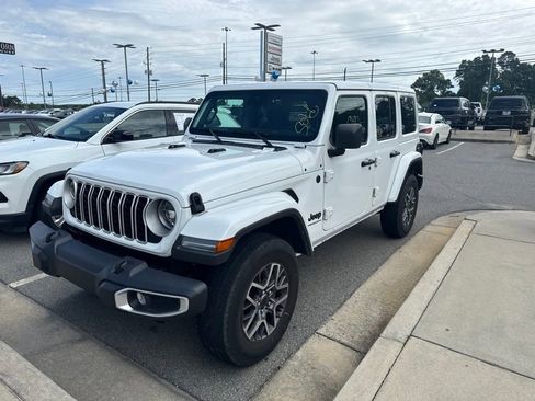 Used 2025 Jeep Wrangler Unlimited Sahara AWD/4WD image 1