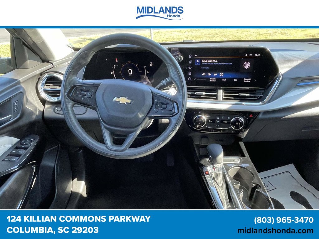 Used 2025 Chevrolet Trax LT FWD image 13