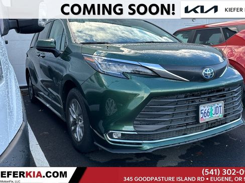 Used 2021 Toyota Sienna XLE image 1