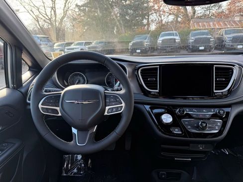 New 2026 Chrysler Pacifica Select image 18