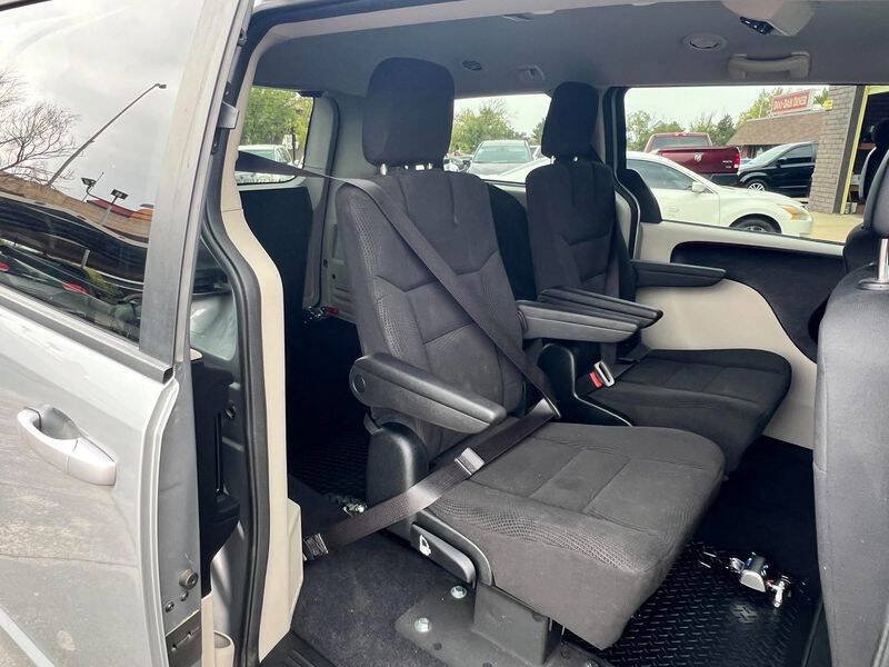 Used 2018 Dodge Grand Caravan SE w/ UConnect Hands-Free Group FWD image 33