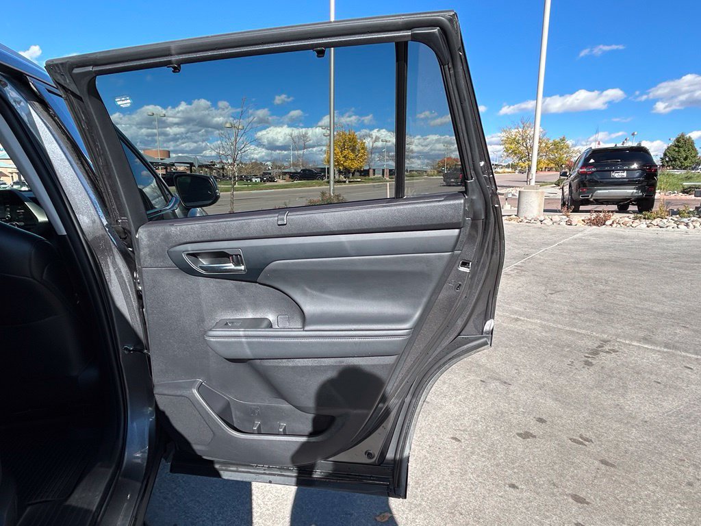 Used 2022 Toyota Highlander XLE FWD image 30