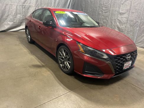 Used 2023 Nissan Altima 2.0 SR FWD image 1