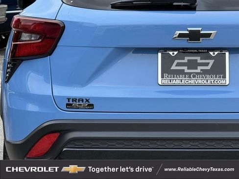 Used 2024 Chevrolet Trax RS w/ Sunroof Package FWD image 9