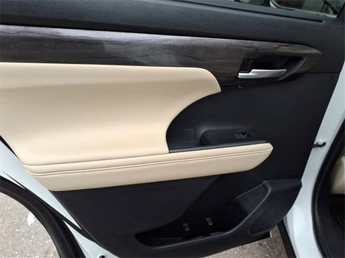 Used 2023 Toyota Highlander Limited image 11