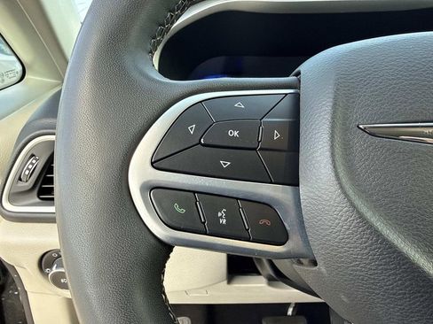 Used 2023 Chrysler Pacifica Touring-L image 33