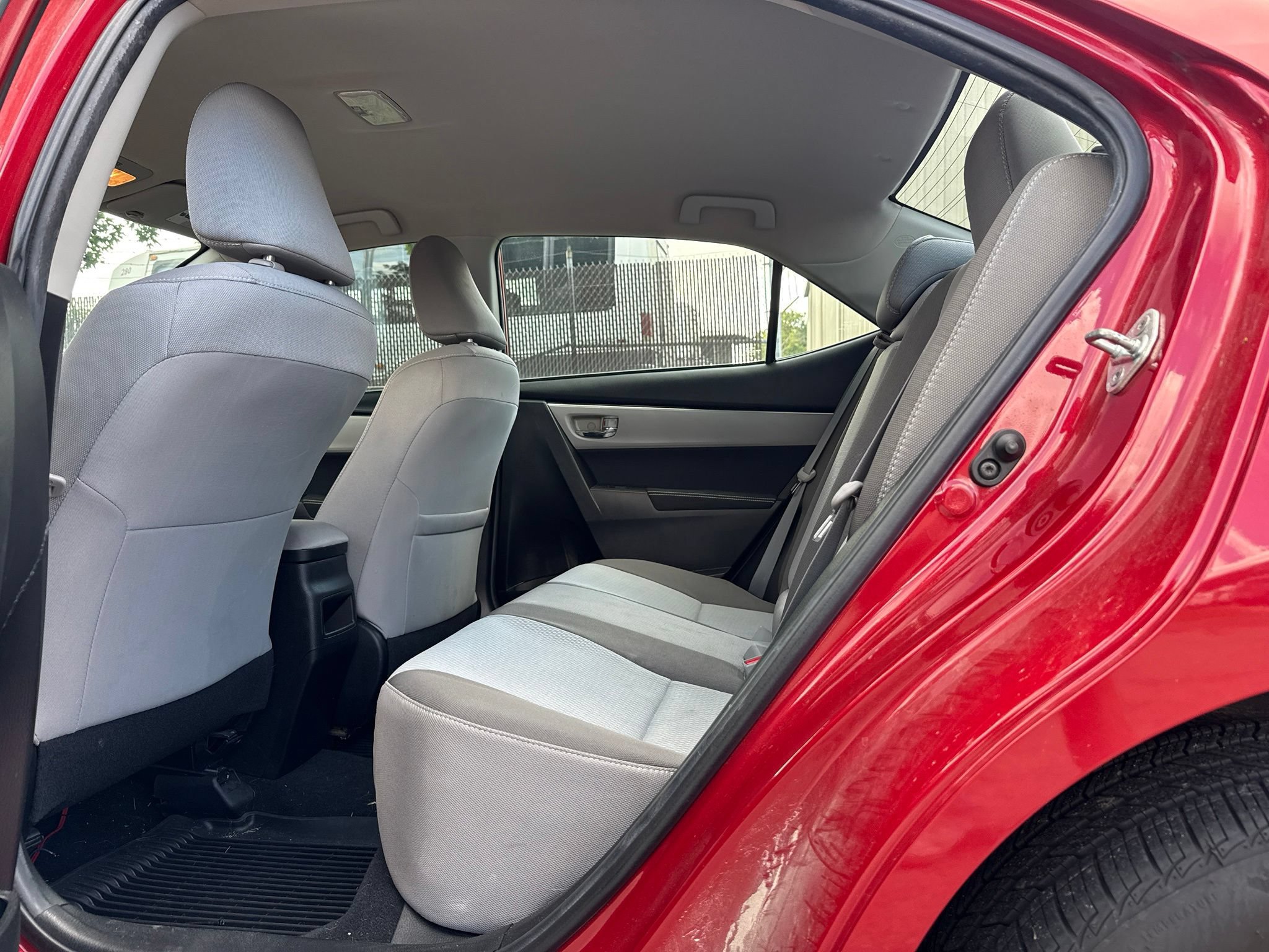 Used 2018 Toyota Corolla LE FWD image 15