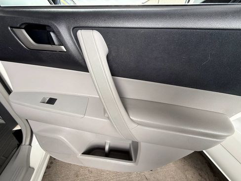 Used 2013 Toyota Highlander Plus AWD/4WD image 23