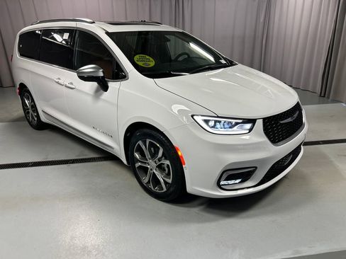New 2026 Chrysler Pacifica Pinnacle image 1