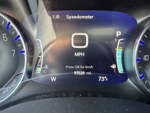 Used 2023 Chrysler Pacifica Limited w/ Uconnect Theater Family Group FWD image 17