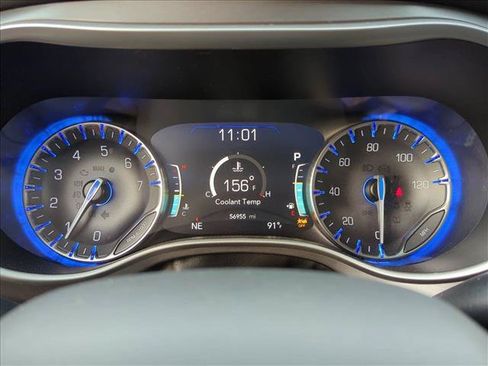 Used 2023 Chrysler Pacifica Touring-L FWD image 11