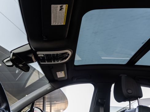 Certified 2021 Porsche Macan image 25