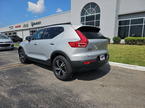 Used 2024 Volvo XC40 B5 Core image 4