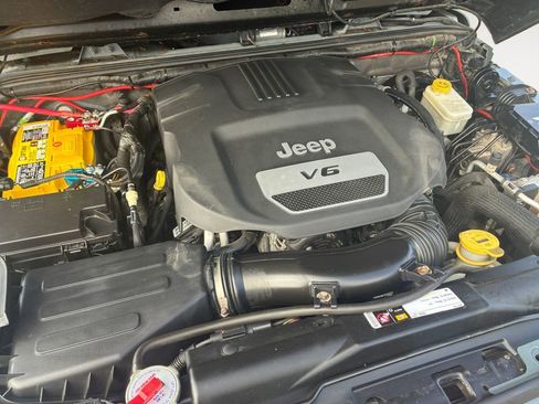 Used 2014 Jeep Wrangler Unlimited Sahara w/ Connectivity Group AWD/4WD image 19