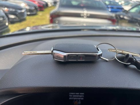 Used 2025 Kia Soul LX w/ LX Technology Package FWD image 21