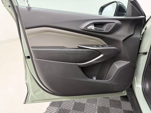 Used 2025 Chevrolet Trax ACTIV w/ Sunroof Package FWD image 13