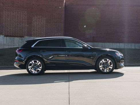 Certified 2023 Audi e-tron Premium Plus w/ Premium Plus Package image 3