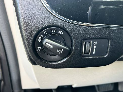 Used 2019 Dodge Grand Caravan SXT FWD image 26