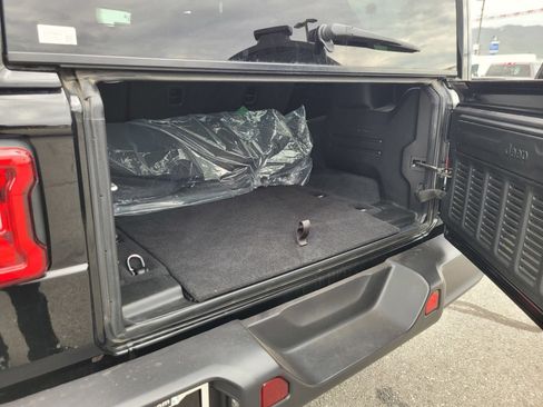 Used 2025 Jeep Wrangler Unlimited Sahara AWD/4WD image 11