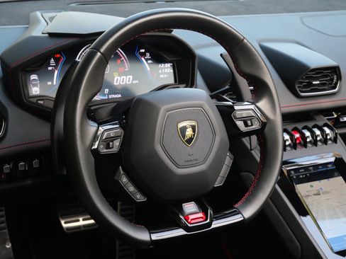 Used 2021 Lamborghini Huracan EVO image 17