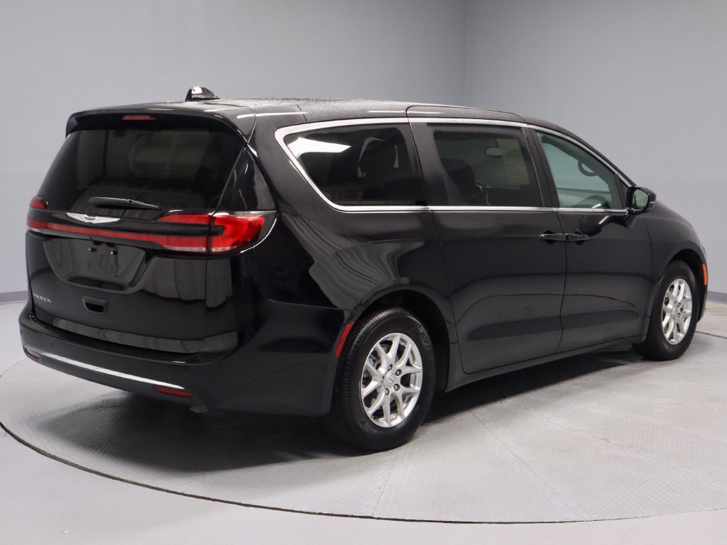 Used 2026 Chrysler Pacifica Select FWD image 12
