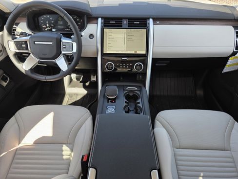 New 2026 Land Rover Discovery Dynamic SE image 4