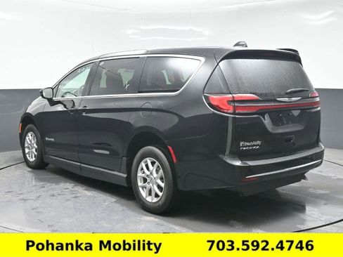 Used 2024 Chrysler Pacifica Touring-L image 21
