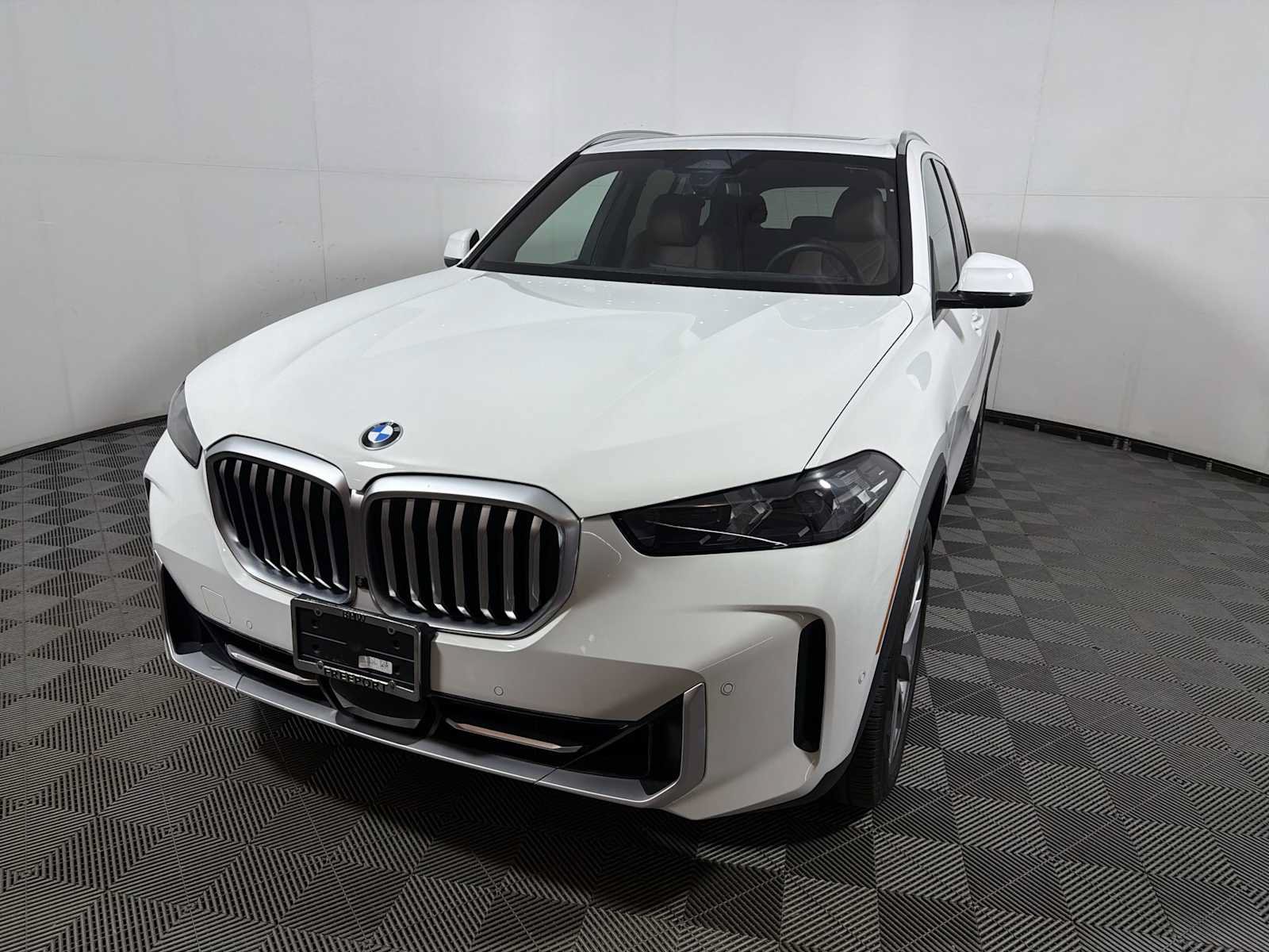 Used 2024 BMW X5 xDrive40i w/ Parking Assistance Package AWD/4WD image 3