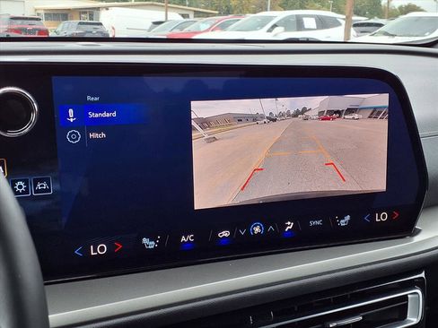 Used 2025 Chevrolet Traverse LT image 5