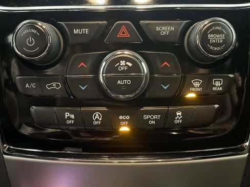 Used 2020 Jeep Grand Cherokee Laredo image 12