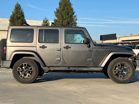 Used 2017 Jeep Wrangler Unlimited Sahara image 9