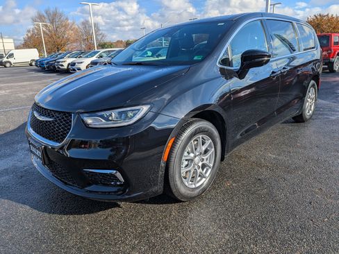 New 2026 Chrysler Pacifica Select image 4