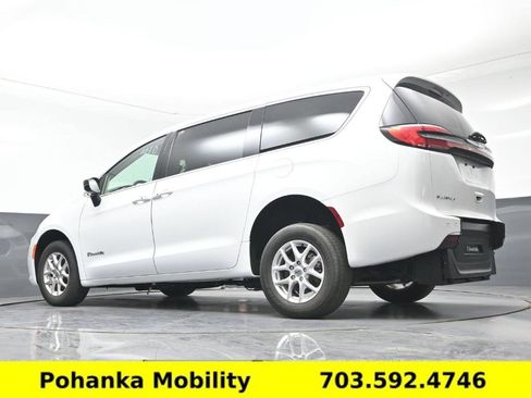 Used 2024 Chrysler Pacifica Touring-L FWD image 15
