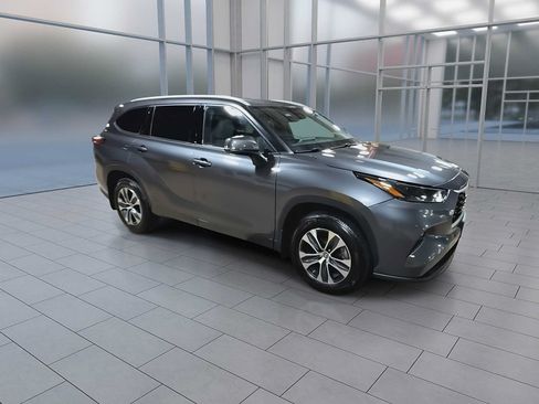 Used 2022 Toyota Highlander XLE AWD/4WD image 2