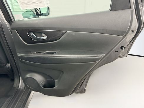 Used 2018 Nissan Rogue S AWD/4WD image 30