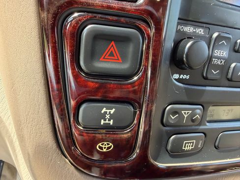 Used 2002 Toyota Land Cruiser image 17