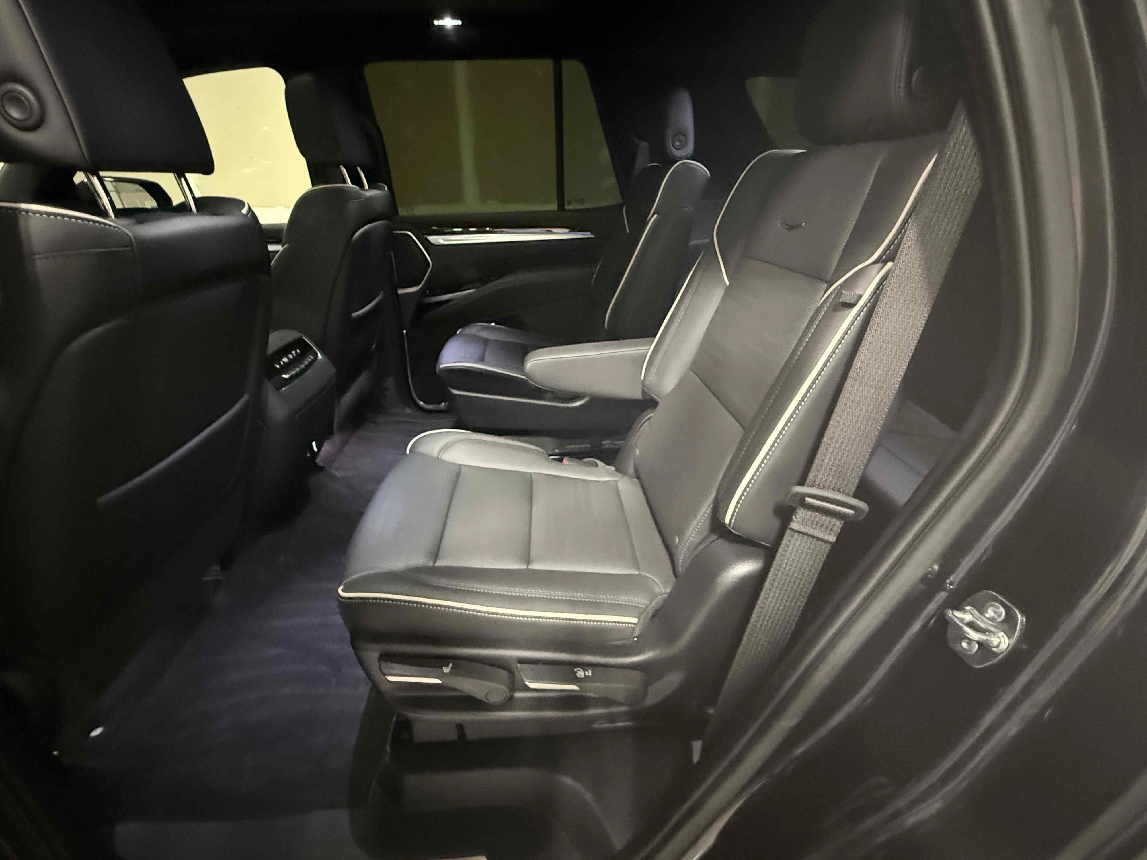 Used 2025 Cadillac Escalade Premium Luxury AWD/4WD image 77